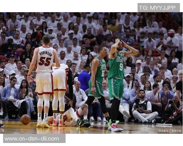 勇士与活塞激战正酣球场上演精彩对决引发球迷热议 勇士与活塞激战正酣球场上演精彩对决引发球迷热议